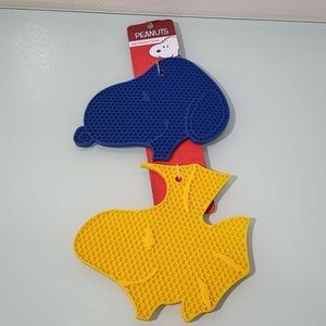 NWT PEANUTS 2 Pack Silicone Trivets blue SNOOPY & yellow WOODSTOCK Kitchen gift